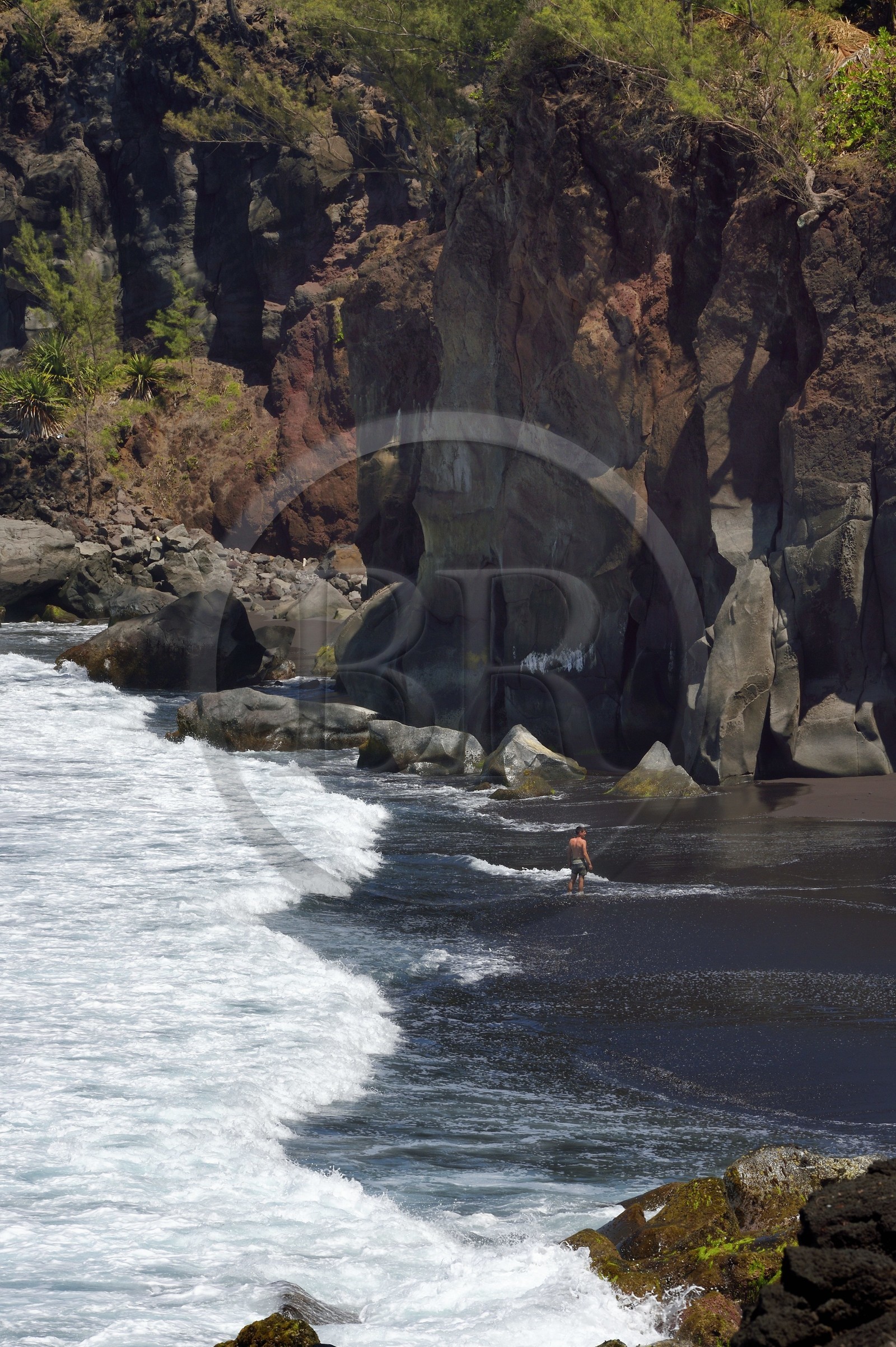 France, Ile de la Reunion, Saint-Joseph, plage de Ti Sable, plage de sable noir bordée par une falaise de lave volcanique