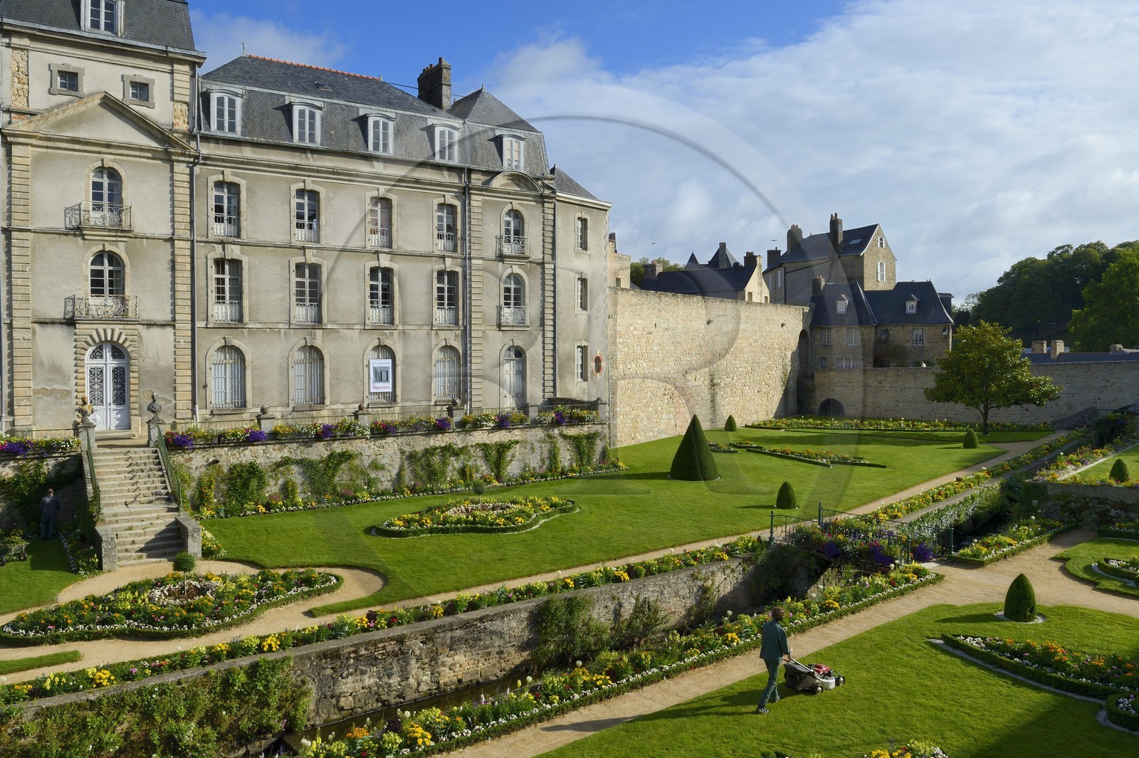 France, Morbihan (56), Golfe du Morbihan, Vannes, le chateau de l'Hermine (siège de l’Institut culturel de Bretagne) et la Porte Poterne en arrière plan