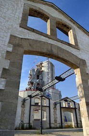 France, Bouches-du-Rhône (13), Arles, LUMA Foundation, complexe culturel expérimental, chantier du nouveau batiment concu par Frank Gehry et friches industrielles rénovées