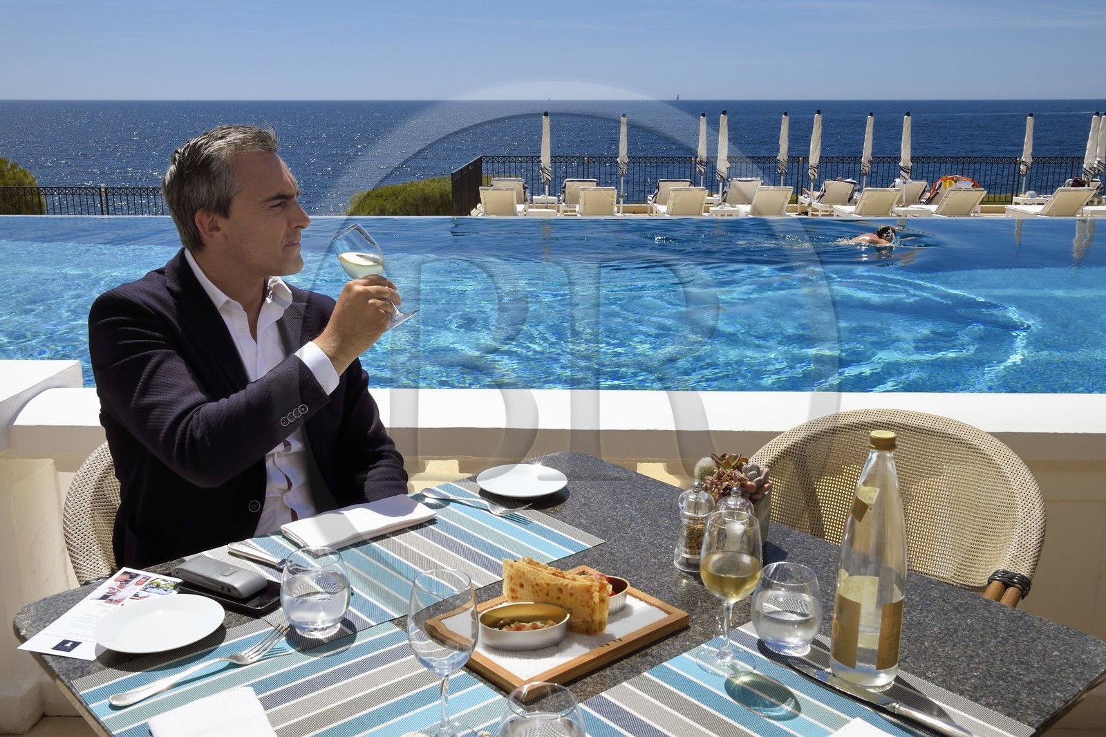 France, Alpes Maritimes (06), Saint-Jean-Cap-Ferrat, Grand-Hotel du Cap-Ferrat, palace 5 étoiles du groupe Four Seasons Hotel, le chic Club Dauphin au bord de la piscine et face à la mer