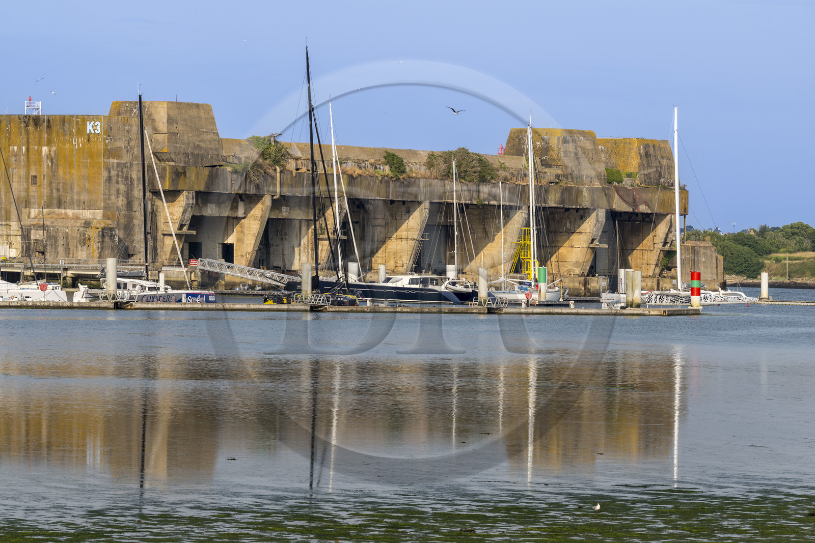 France, Morbihan (56), Lorient, le port de Lorient La Base dans l'ancienne base de sous-marins construite par les Allemands, il est conçu et équipé de façon à accueillir les professionnels du nautisme, les événements nautiques et les grandes unités telles que les monocoques et les multicoques de la Course au Large