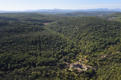France, Var (83), Abbaye cistercienne du Thoronet (vue aérienne)