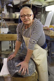 République Tchèque, Prague, l'artiste sculpteur verrier Jaromir Rybak dans son atelier