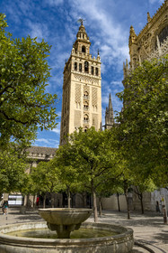 Espagne, Andalousie, Séville, la cathédrale, classé Patrimoine Mondial de l'UNESCO, le Patio de los Naranjos et la tour Giralda