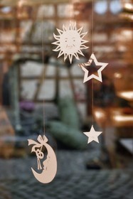France, Bas-Rhin (67), Bischwiller, Michèle Wagner a relancé le canivet ou l'art du papier découpé pour styliser notamment les décorations de Noel