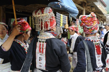 Vietnam, province de Lao Cai, région Nord-Ouest de Sapa, le marché multi-éthnique de Muong Hum, femme de la minorité des Dzao rouge