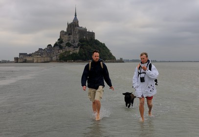 France, Manche (50), découverte de la Baie du Mont-Saint-Michel à pied avec le guide Romain Pilon