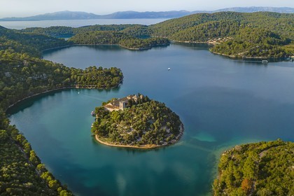 Croatie, Dalmatie, cote dalmate, Ile de Mljet, Parc national de Mljet, ancien monastère bénédictin sur l'ilot de Sainte Marie (Sveta Marija) (vue aérienne)