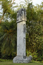 Brésil, Etat du Minas Gerais, région de Belo Horizonte, Brumadinho, centre d'art contemporain Inhotim, Gui Tuo Bei (2001) de Zwang Huan