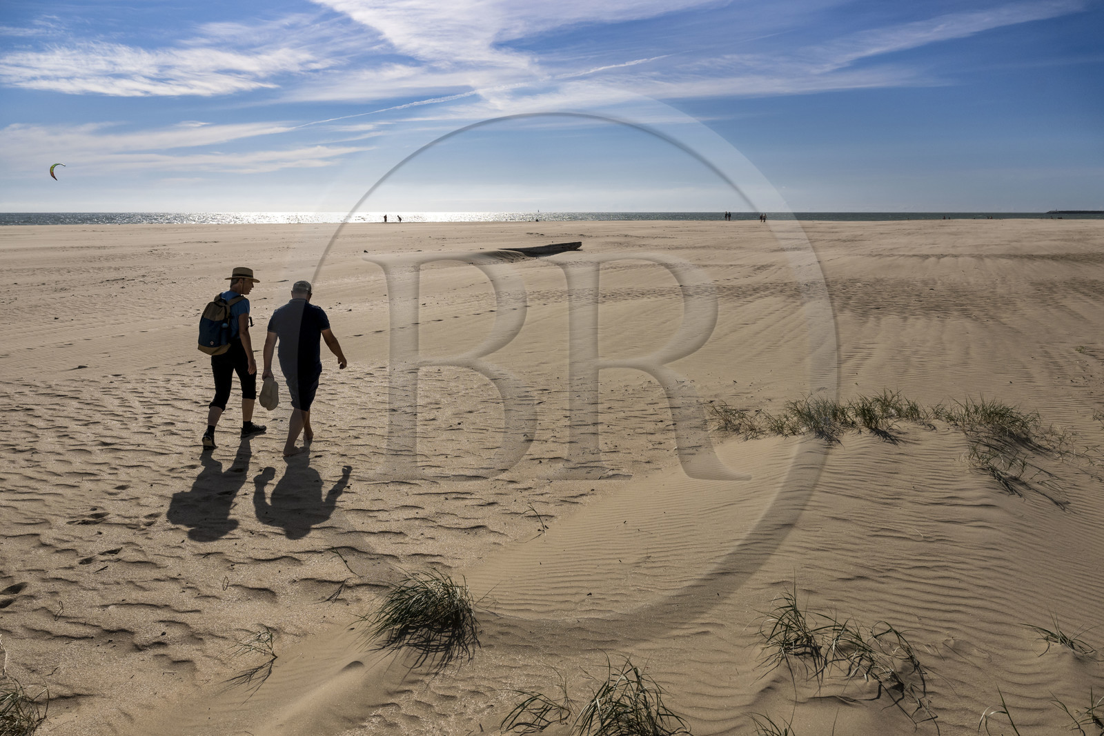 France, Vendée (85), Talmont-Saint-Hilaire, la Pointe du Payré, randonneurs sur la plage du Veillon