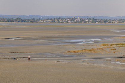 France, Manche (50), traversée à pied de la Baie du Mont-Saint-Michel à marée basse et le village de Saint-Léonard