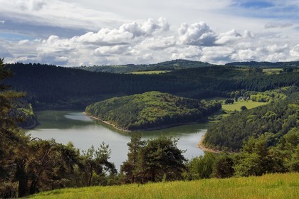 France, Cantal (15), Auriac de Faverolles, vallée de la Truyère avec le lac du barrage de Grandval