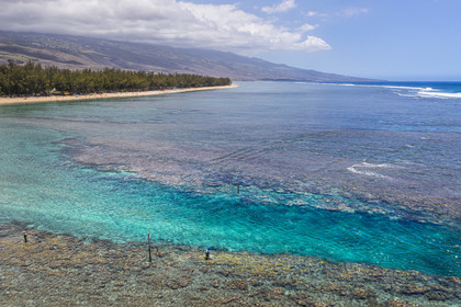 France, île de la Réunion, la Cote Ouest, plage du lagon de Saint-Gilles-Les-Bains à l'Ermitage-les-Bains, pecheurs dans le lagon et filets anti requins en travers de la Passe de l'Ermitage (vue aérienne)
