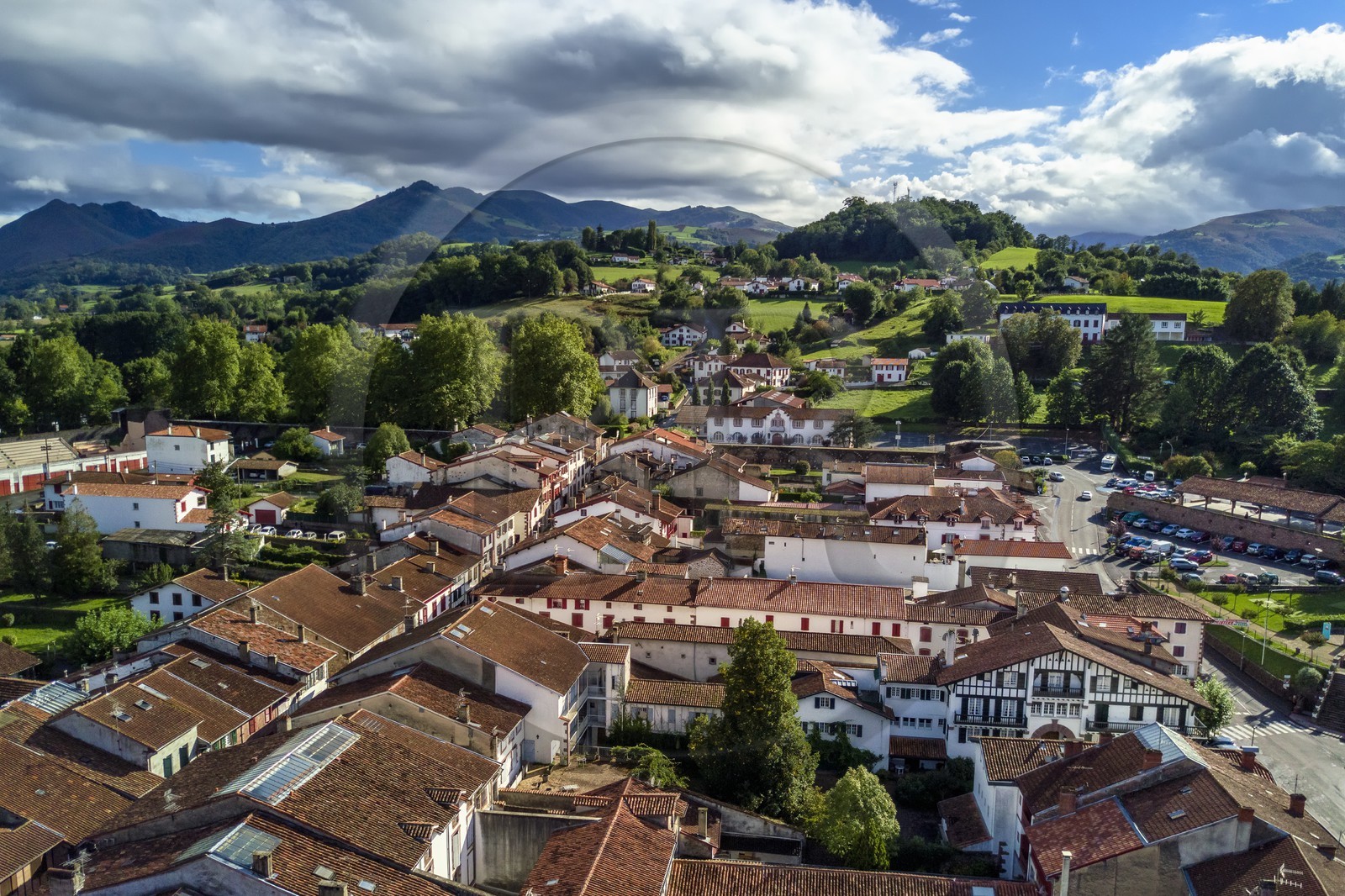 France, Pyrénées-Atlantiques (64), Pays-Basque, Saint-Jean-Pied-de-Port, la rue d'Espagne en direction de Roncevaux (vue aérienne)