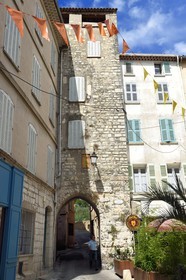 France, Var (83), Draguignan, place aux Herbes au coeur de la vieille ville, la Porte de Rome de l'ancien rempart du XIIIème siècle