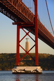 Portugal, Lisbonne, le pont du 25 de Abril sur le Tage et le  le Cristo Rei (Christ Roi)
