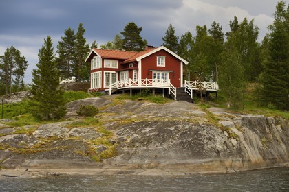 Suède, Comté de Vasterbotten, Umea, maison en bois en bordure de la rivière Ume (Umeälven)