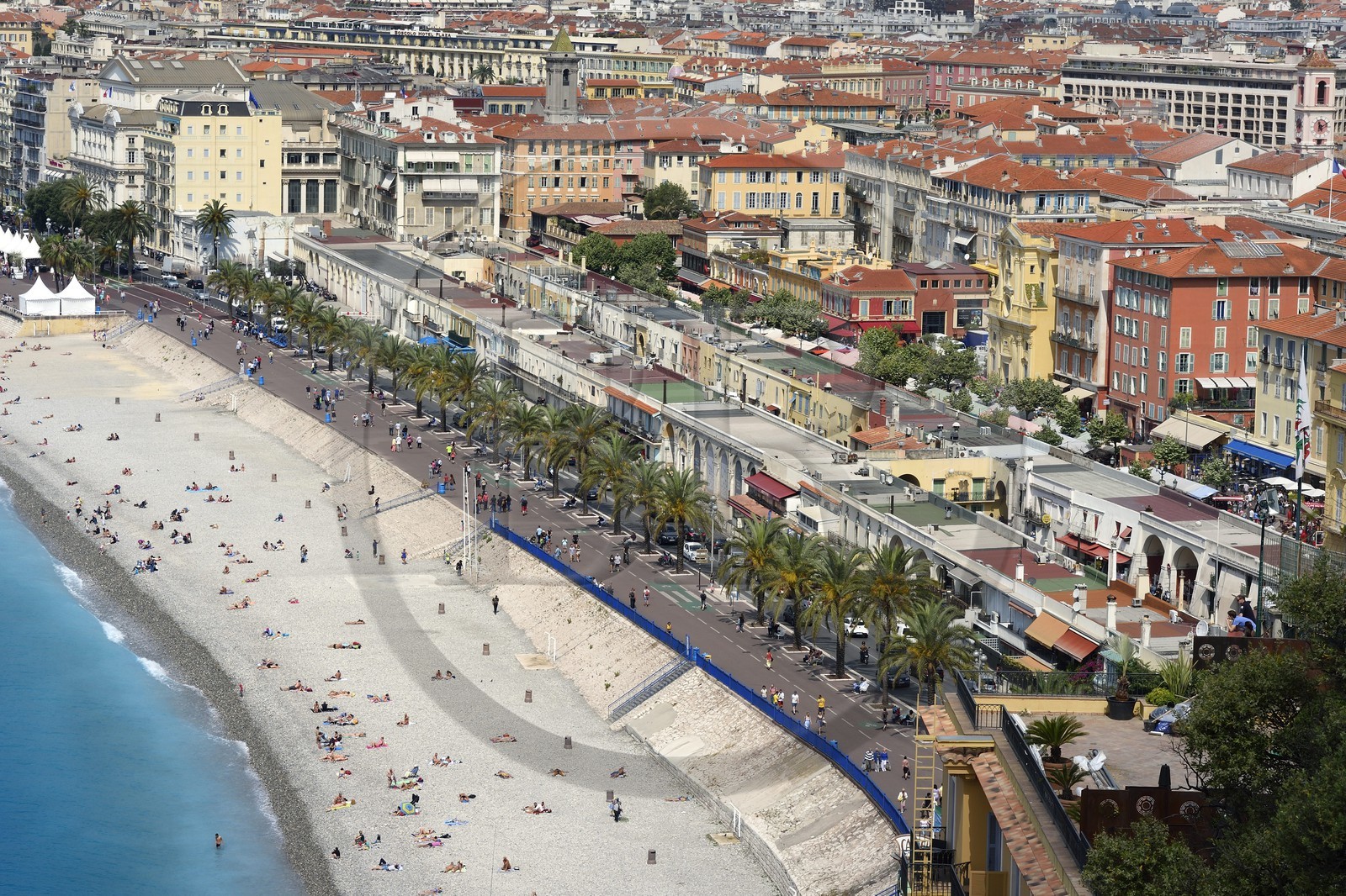 France, Alpes-Maritimes (06), Nice, le cours Saleya dans le vieux Nice et la Promenade des Anglais sur le bord de mer