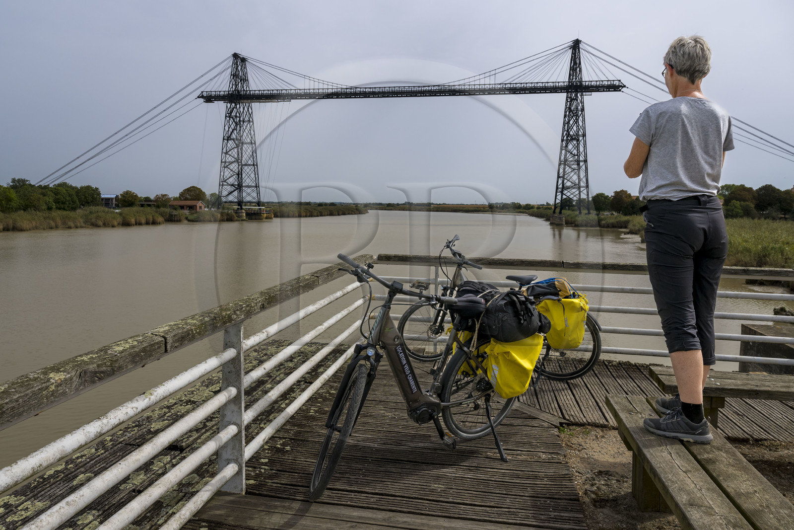 France, Charente-Maritime (17),  Rochefort, le pont transbordeur de Rochefort (ou Martrou) construit par Ferdinand Arnodin en 1900, cycliste faisant la véloroute