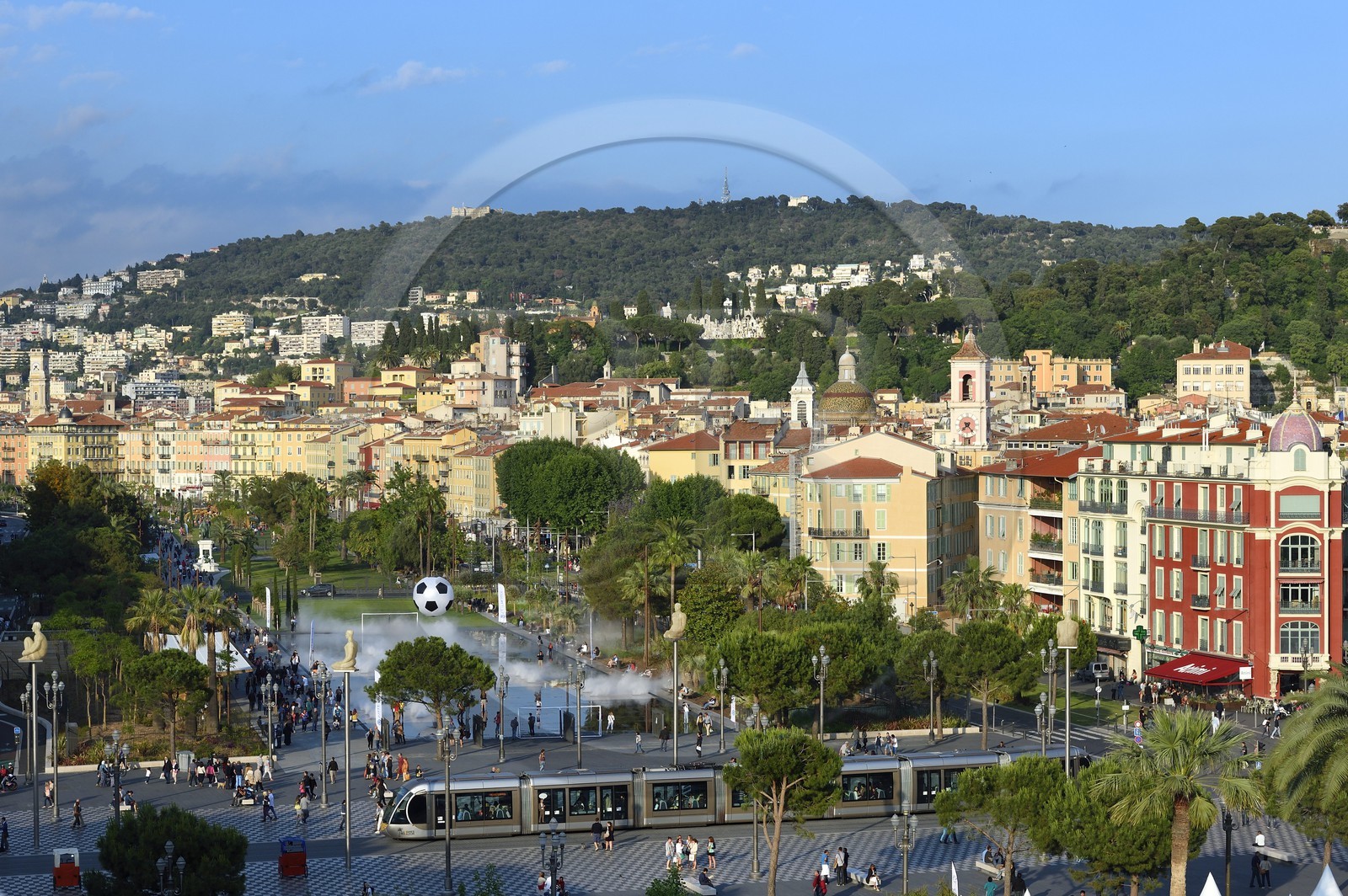 France, Alpes-Maritimes (06), Nice,  la Promenade du Paillon, le miroir d'eau de 3000 m2 et les jets d'eau de la place Massena