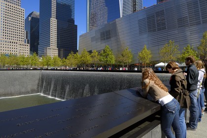 Etats-Unis, New York, Manhattan, 9 11 Memorial dessiné par l'architecte israélien Michael Arad qui consiste en une forêt d'arbres autour de deux étendues d'eau carrées avec deux grands trous en leur centre à l'endroit précis où se tenaient les deux tours et les noms gravés de victimes