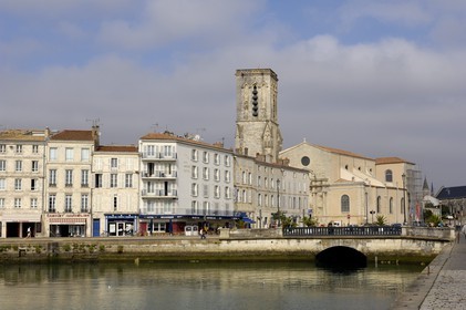 France, Charente-Maritime (17), La Rochelle, le Vieux Port, le quai Duperré et église Saint-Sauveur