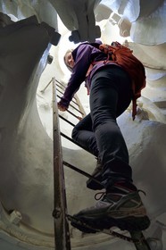 France, Haute-Loire (43), Le Puy-en-Velay, étape classée Patrimoine Mondial de l'UNESCO dans le cadre des chemins de Compostelle, échelle qui termine l'escalier intérieur de la statue de Notre-Dame de France (de 1860) au sommet du Rocher Corneille
