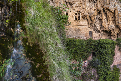 France, Var (83), Villecroze, cascade et grottes troglodytiques du parc de Villecroze (vue aérienne)