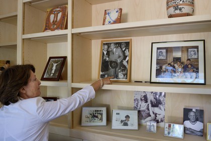 France, Alpes-Maritimes (06), Cannes, la villa La Californie où vécu Pablo Picasso, aujourd'hui renommé le Pavillon de Flore par Marina Picasso, Marina Picasso petite fille de Picasso montre une photo la représentant enfant en compagnie de Pablo Picasso et de Jean Cocteau