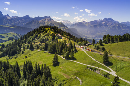Suisse, canton de Vaud, Villars-sur-Ollon, train qui rejoint la gare du col de Bretaye à la station Bouquetins et le Mont-Blanc en arrière plan (vue aérienne)