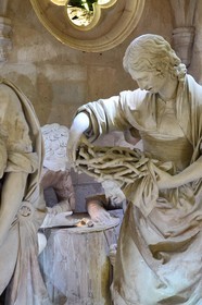 France, Meuse (55), Saint-Mihiel, église Saint-Etienne, le Sépulcre ou mise au tombeau par le sculpteur Ligier Richier (XVIème siècle), une femme debout tient la couronne d'épines