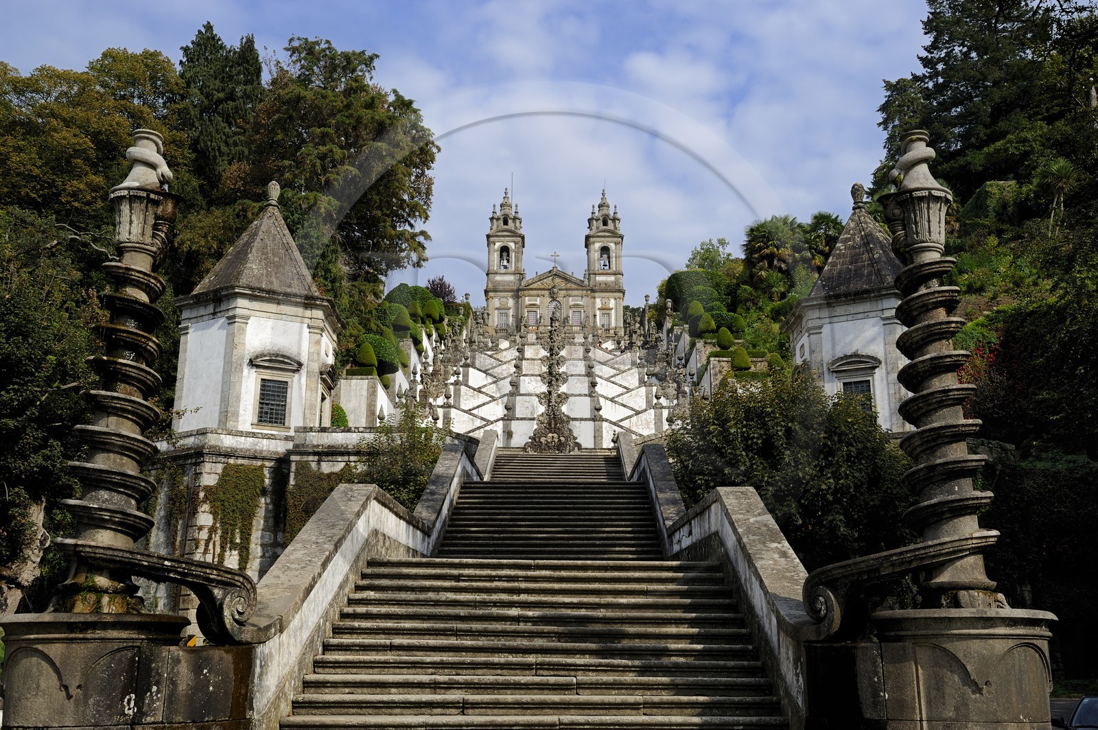 Portugal, région du Minho, Braga, le sanctuaire de Bom Jesus do Monte accessible par un escalier magistral de 600 marches, constitué de l'escalier des Cinq Sens et de l'escalier des Trois Vertus