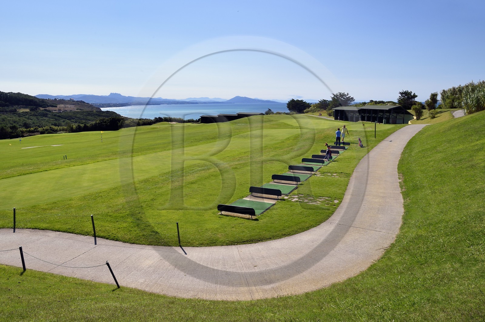 France, Pyrénées-Atlantiques (64), Pays-Basque, Biarritz, golfeurs sur le practice du golf d'Ilbarritz et la Cote basque vers Saint Jean de Luz avec les sommets des Pyrénées Basques en arrière plan