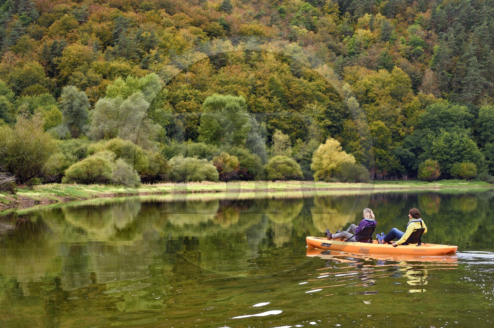 France, Cantal (15), Gorges de la Truyère, découverte en kayak à pédales de la rivière Truyère au pied du village de Chaliers