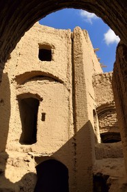 Iran, Province de Yazd, en bordure du désert du Dasht-e Kavir, le vieux village de Kharanaq, maison en briques de terre crue (adobe)