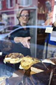 France, Haute-Corse (2B), Corte, le cours Paoli est le principal axe de la ville, vitrine de la patisserie Les Délices du Palais