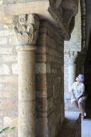 France, Saône et Loire (71), abbaye de Tournus, colonne du cloitre