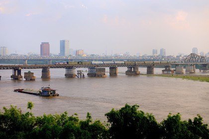 Vietnam, Hanoï, Long Bien Bridge former Paul Doumer Bridge over the Red River only for trains, motocycles, bicycles and the few pedestrians