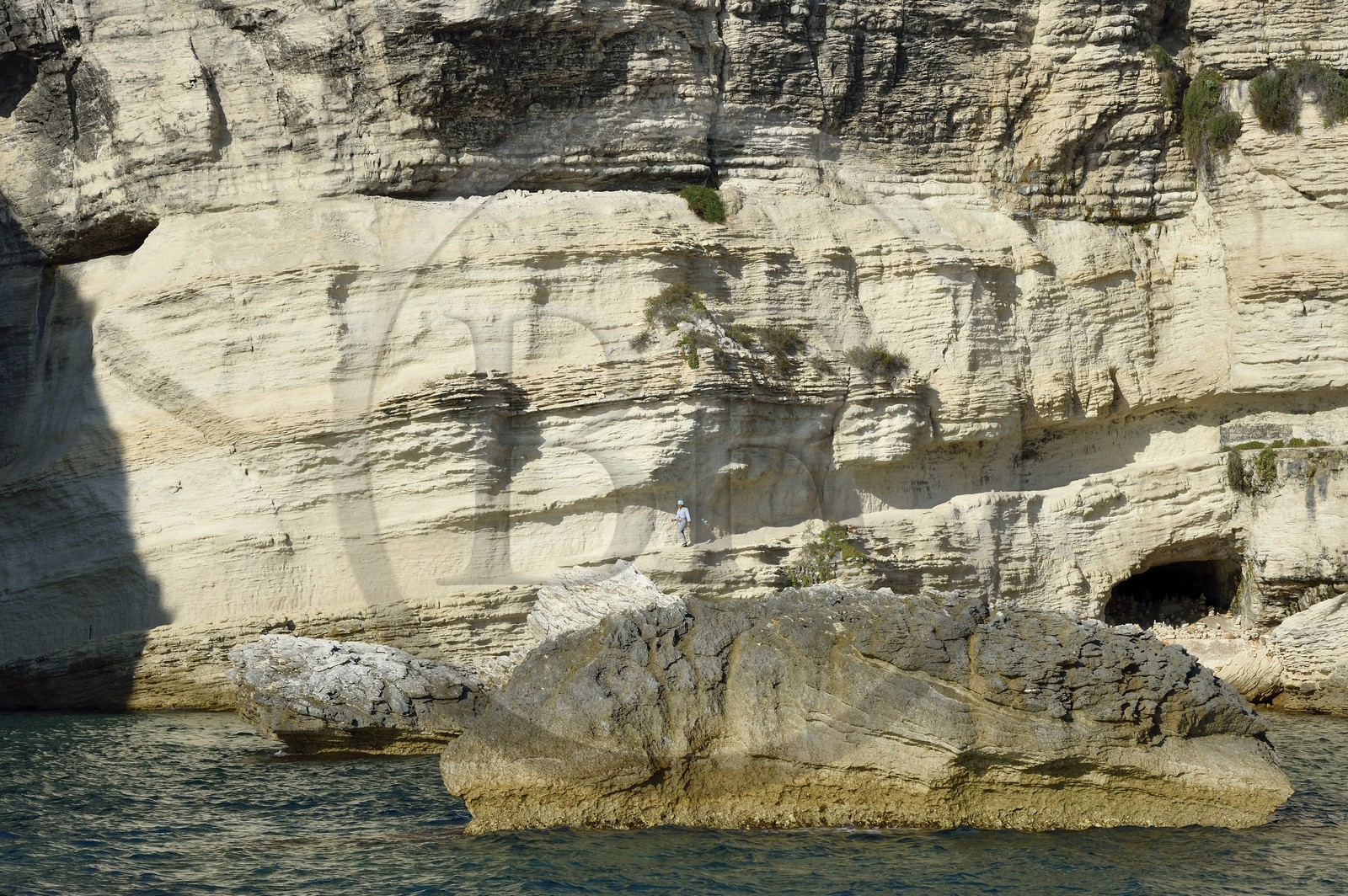 France, Corse-du-Sud (2A), Bonifacio, le bas de l'escalier du Roi-d'Aragon sculpté dans les falaises calcaires