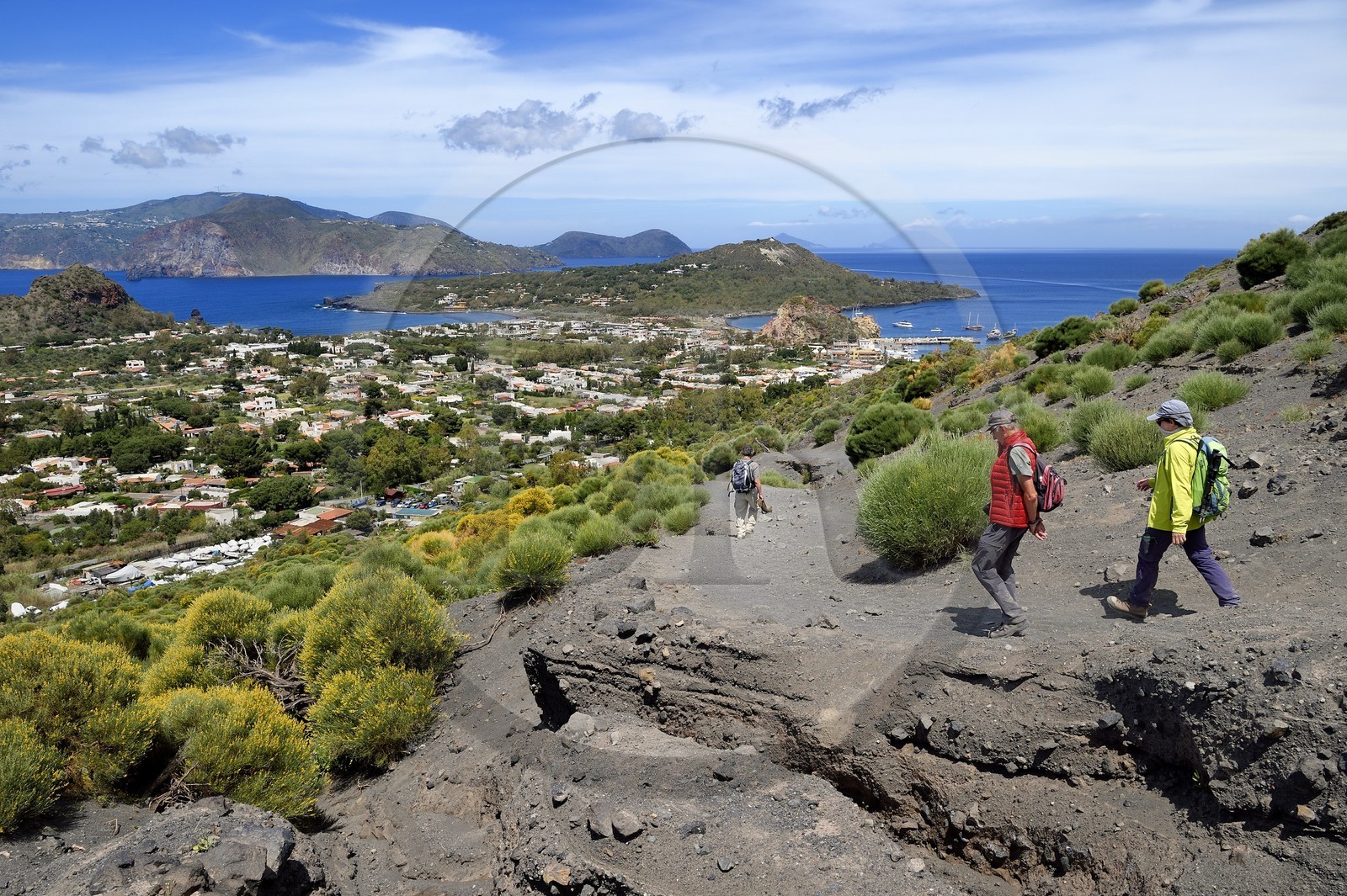 Italie, Sicile, iles Eoliennes, classées Patrimoine Mondial de l'UNESCO, ile de Vulcano, randonneurs sur les flancs du cratère du volcan della Fossa, l'Ile de Lipari en arrière plan