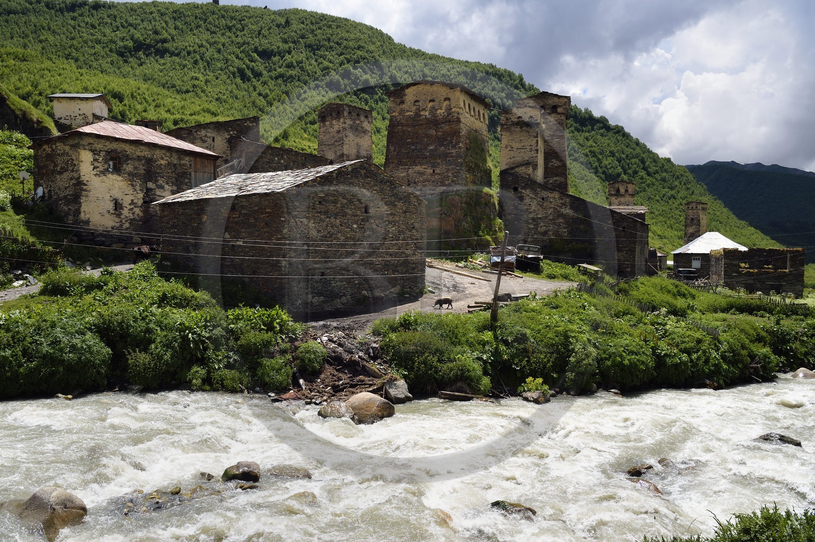 Géorgie, Haute Svanétie (Zemo Svaneti), village de Ushguli (Ouchgouli), classé Patrimoine Mondial de l'UNESCO, tours défensives Svanes dressées à coté des maisons