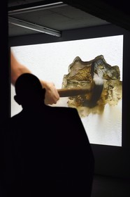 Allemagne, Berlin, Moabit, Hamburger Bahnhof, ancienne gare du XIXème siècle devenue en 1996 un musée d'art contemporain (Museum für Gegenwart), video Hammering out (une vieille dispute) 1998 par l'artiste Monica Bonvicini