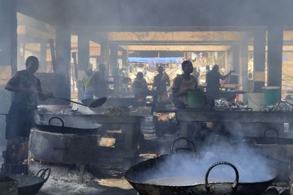 Tanzanie, Dar es-Salaam, marché aux poissons de Kivukoni, on fait frire les poissons dans des vasques métalliques abondamment remplies d'huile avant de le revendre à travers la ville