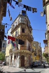 Italie, Sicile, Catane, ville baroque classée au Patrimoine Mondial de l'UNESCO, linge séchant entre des immeubles de la via Billotta