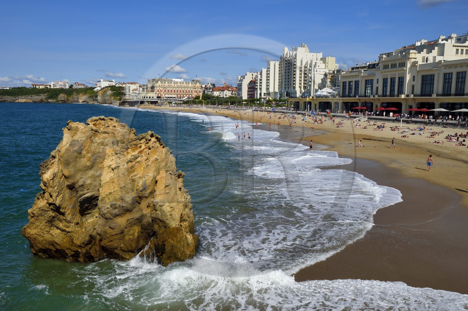 France, Pyrénées-Atlantiques (64), Pays-Basque, Biarritz, la Grande Plage, le casino et l'Hotel du Palais en arrière plan