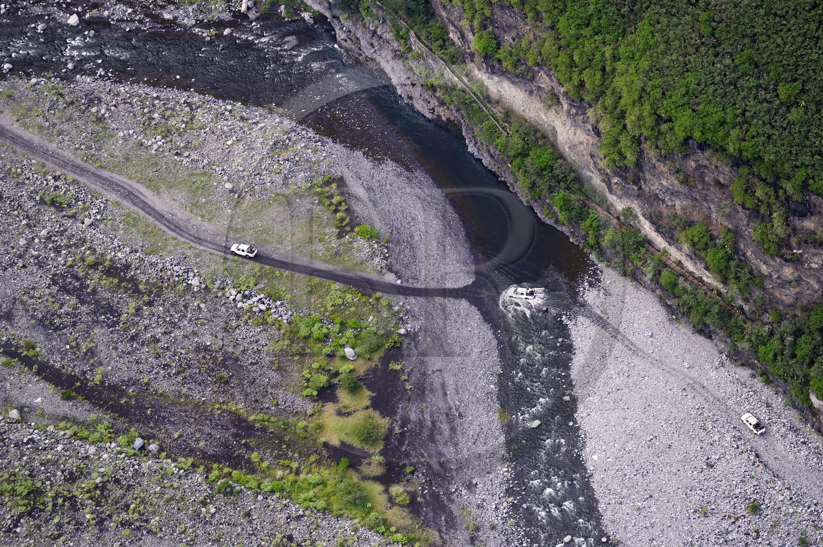 France, Ile de la Reunion, véhicules 4X4 franchissant la Rivière de Galets à l'entrée du cirque de Mafate, classé Patrimoine Mondial de l'UNESCO (vue aérienne)