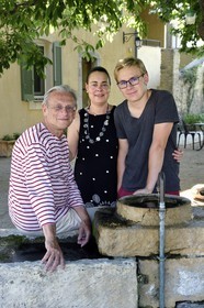 France, Var (83), Provence Verte, Bras, vers Saint-Maximin-la-Sainte-Baume, la maison d'hotes Le Peyrourier - une campagne en Provence, Claude et Martina Fussler avec leur fils Fabrice