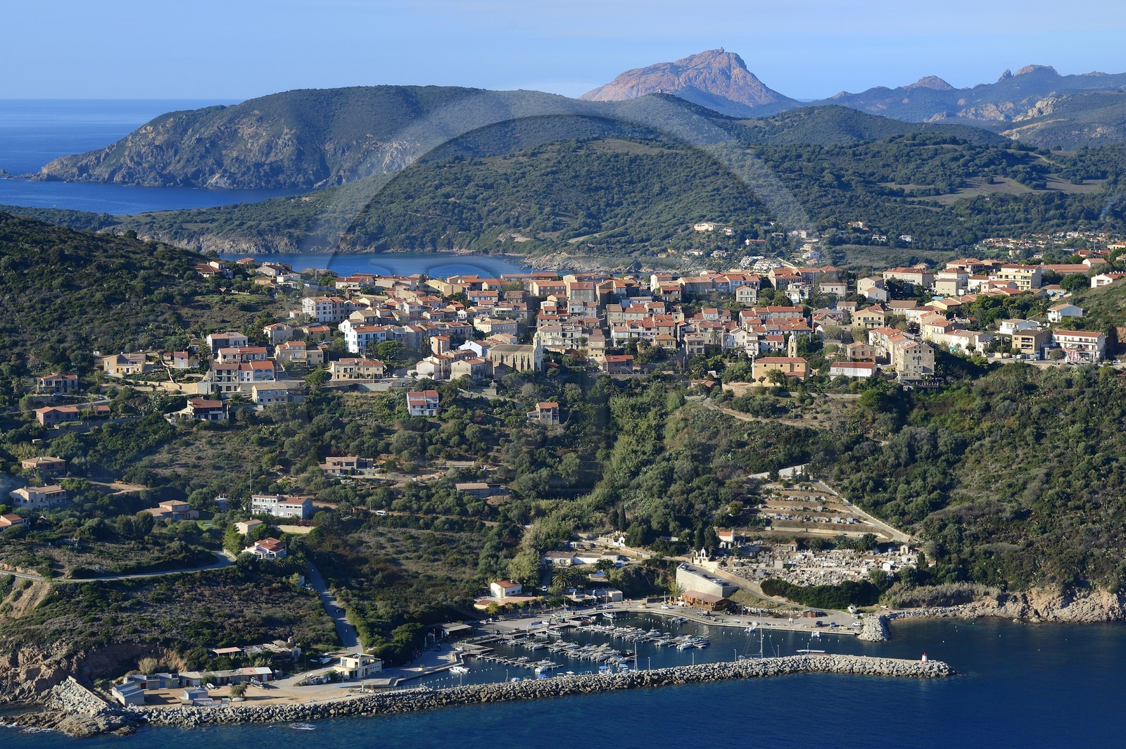 France, Corse-du-Sud (2A), Cargèse et le Capo Rosso en arrière plan (vue aérienne)
