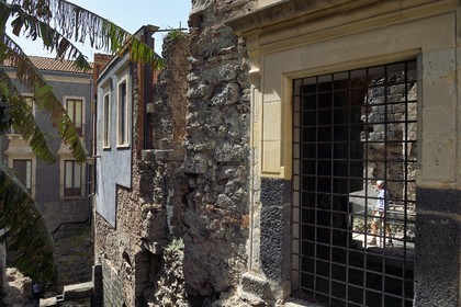 Italie, Sicile, Catane, ville baroque classée au Patrimoine Mondial de l'UNESCO, le théatre romain, maisons construites dans les contreforts des ruines