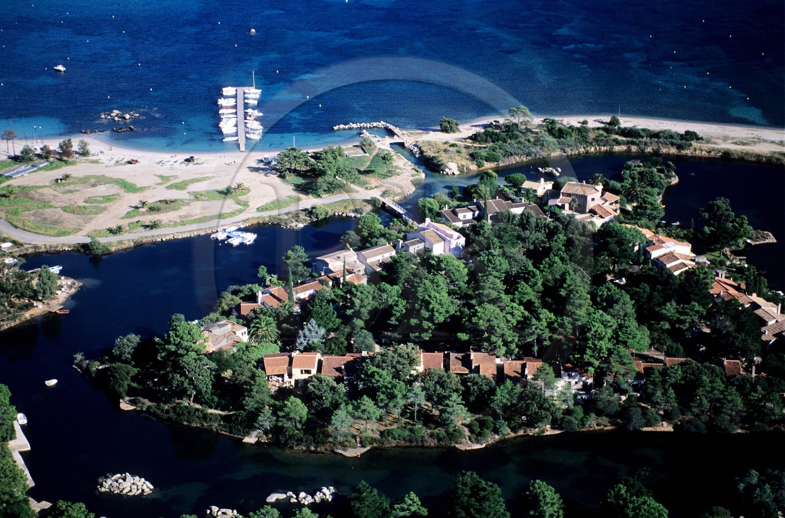 France, Corse-du-Sud (2A), lotissement de vacances sur une île artificielle à San Ciprianu au nord de Porto Vecchio (vue aérienne)